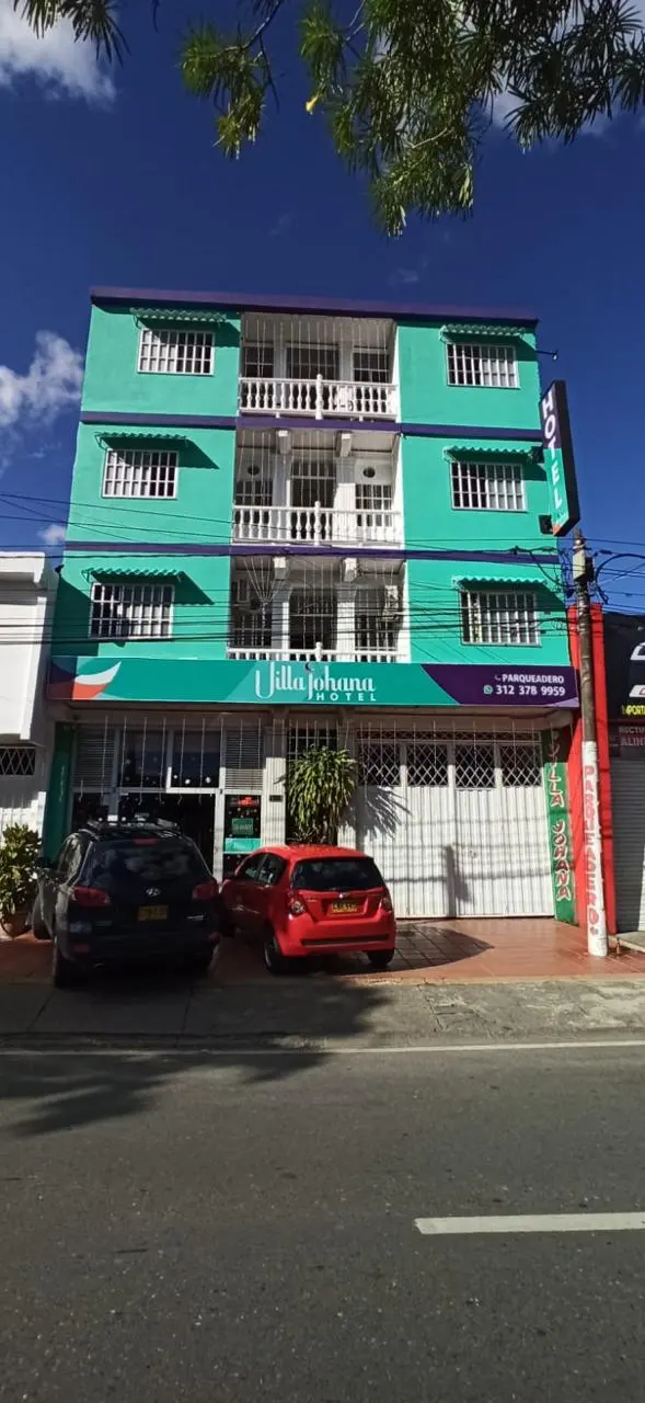 Fachada del hotel con la entrada al parqueadero