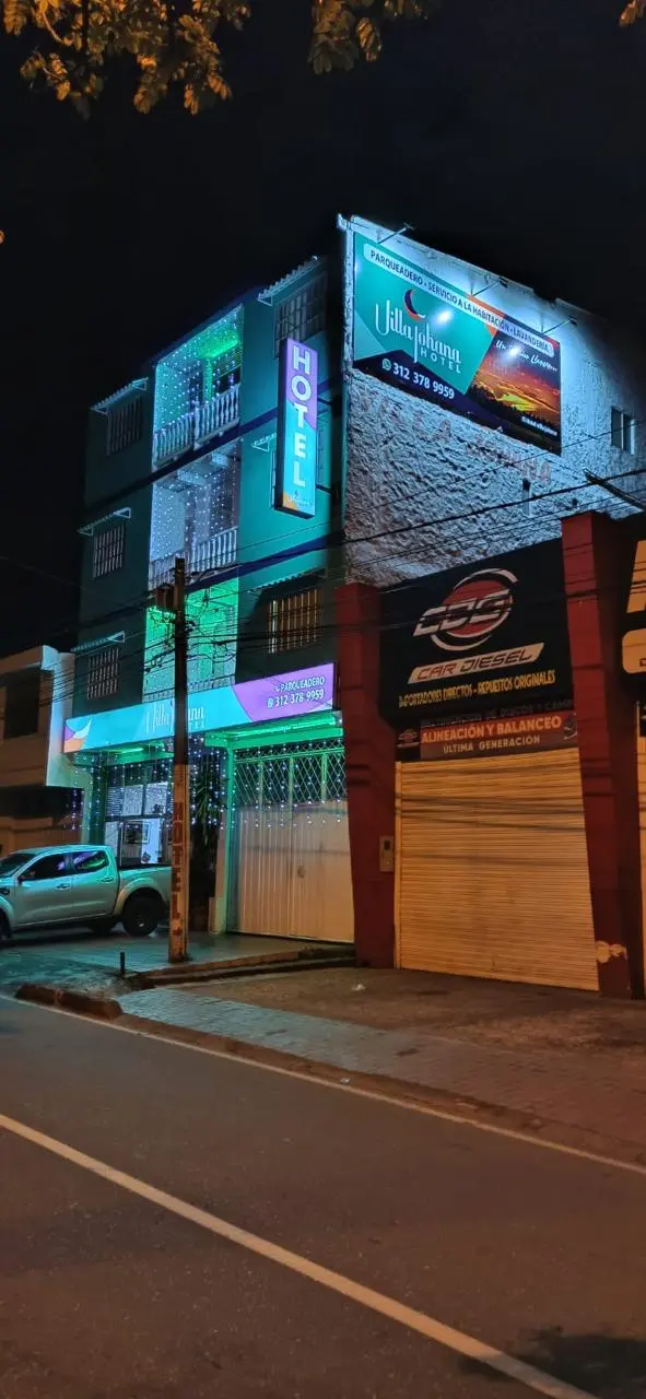 Fachada del hotel iluminada de noche