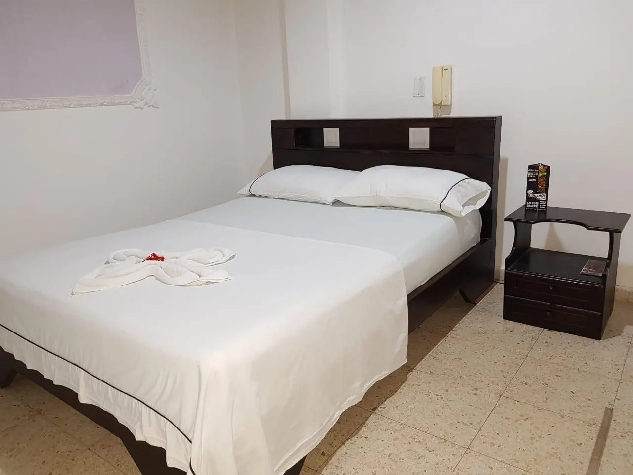 Habitación sencilla con cama doble